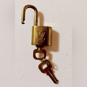 AUTHENTIC DESIGNER LOUIS VUITTON BRASS LOCK AND 2 KEYS #303